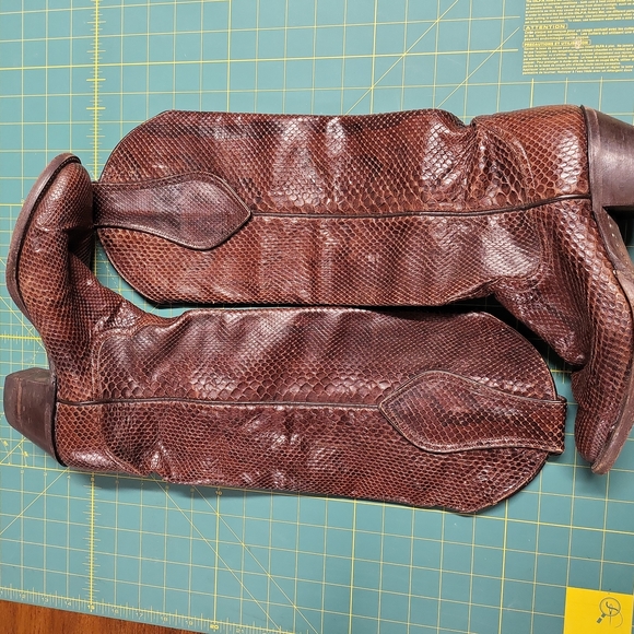 Rare. Vintage. Womens, size 8, python skin cowboy boots. - Picture 2 of 7